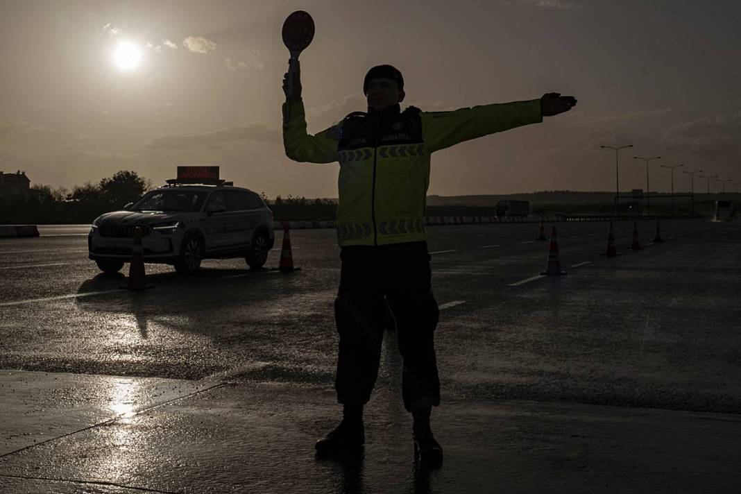 Modern radar sistemleri otoyollarda uçanı kaçanı anında tespit ediyor! 4 kademeli lazerlerle sürekli tarama yapılıyor 34